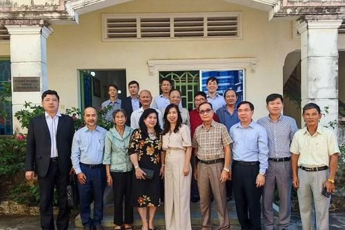 Thứ trưởng Lê Thị Thu Hằng gặp gỡ bà con gốc Việt tại khu vực Tây Nam Campuchia