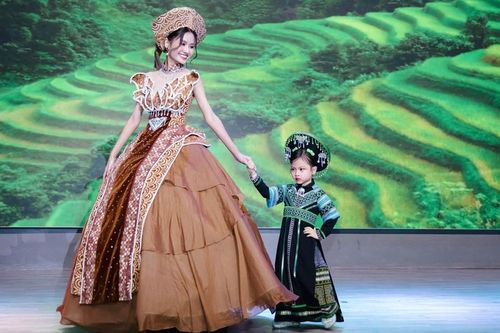 Hoa hậu Nguyễn Thanh Hà trình diễn thời trang tái chế, lan tỏa thông điệp bảo vệ môi trường