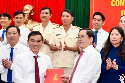 Công bố Quyết định thành lập Đảng bộ huyện Long Đất