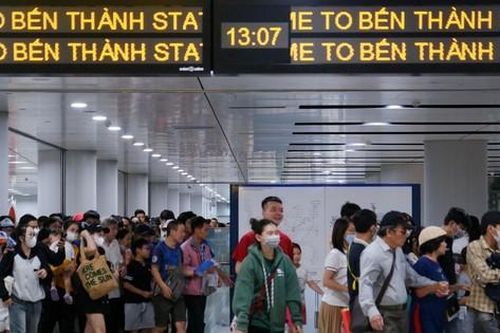 Metro TPHCM đón lượng khách 'khủng'