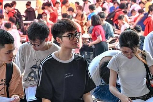 Con học đại học, bố mẹ 'méo mặt'