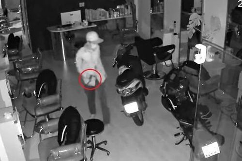 Kẻ trộm cầm dao đột nhập tiệm làm tóc ở Bình Dương