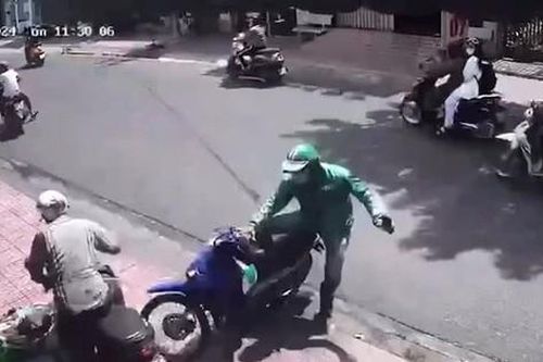 Chủ tịch Bình Thuận khen thưởng bảo vệ siêu thị lao xe bắt gọn kẻ trộm xe máy