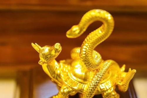 Linh vật rắn dát vàng 24K đổ bộ thị trường Tết