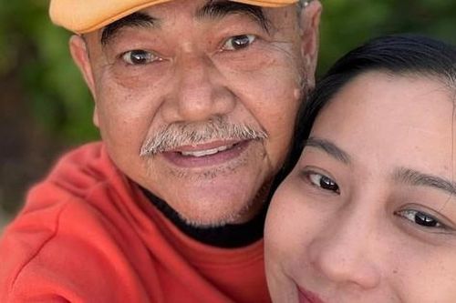 Showbiz 30/12: NSND Việt Anh công khai ôm cô gái kém nhiều tuổi