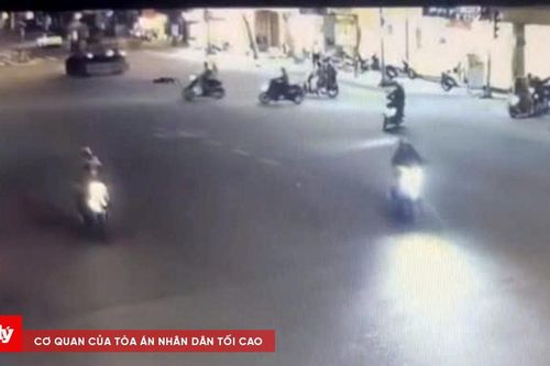 Người phụ nữ đi xe điện bị xe xúc công trình ủi thẳng, kéo lê trên đường