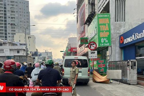 Làm thủ tục tại ngân hàng xong ra ngoài thì tử vong