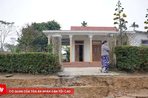 Sạt lở dọc bờ sông Rào Cùng (TT-Huế) khiến nhiều người dân lo lắng
