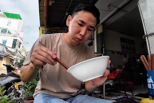 Khách Nhật lần đầu thử món lạ ở Bến Tre, khen dễ ăn hơn bún thịt nướng