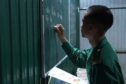 Thầy giáo quân hàm xanh miệt mài gieo con chữ ở vùng đồng bào DTTS