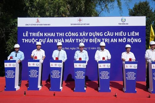 Xây cầu Hiếu Liêm thuộc dự án Nhà máy thủy điện Trị An mở rộng