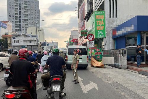 Người đàn ông gục ngã tử vong trước trụ sở ngân hàng ở TPHCM