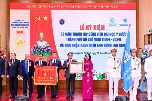 Bệnh viện có mô hình trường - viện ở Việt Nam nhận danh hiệu Anh hùng Lao động