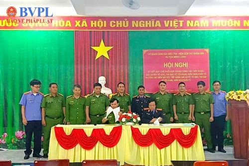 VKSND huyện Minh Long và Công an cùng cấp ký kết quy chế phối hợp
