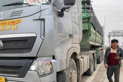 Xác minh tài xế xe đầu kéo làm rơi vãi vật liệu xây dựng trên cao tốc đoạn qua Nghệ An