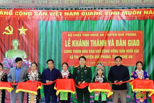 Bộ CHQS tỉnh bàn giao nhà văn hóa cộng đồng tại huyện Quế Phong