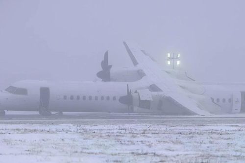 Chuyến bay Air Canada Express gặp sự cố khi hạ cánh, một số người bị thương nhẹ