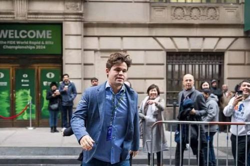 Kỳ thủ Carlsen bỏ về vì mặc quần bò, FIDE nới lỏng quy định trang phục thi đấu