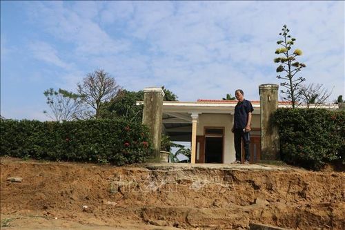 'Mất ăn, mất ngủ' vì tình trạng sạt lở bờ sông Rào Cùng