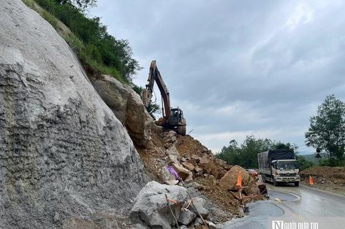 Sạt lở đèo An Khê, hơn 1.000m3 đất đá tràn ra đường