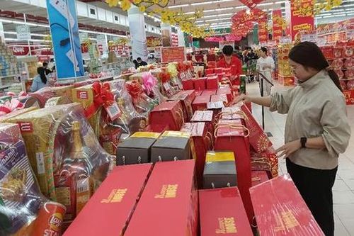 Giỏ quà Tết lên kệ sớm, hàng bình dân chiếm ưu thế