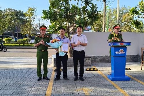 Trao thưởng cho bảo vệ siêu thị dũng cảm, nhanh trí bắt đối tượng trộm cắp xe máy