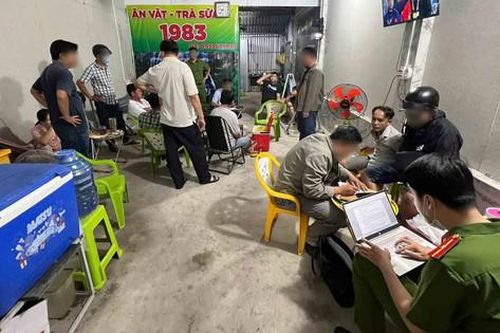 Bắt quả tang 8 đối tượng cá độ bóng đá giải ASEAN cup 2024