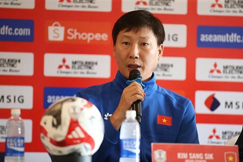 HLV Kim Sang Sik phản ứng bất ngờ khi đưa Việt Nam vào chung kết