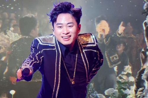 Tùng Dương mang hit 'Tái sinh' đi hát đám cưới, khán giả tặng hoa ôm mỏi tay