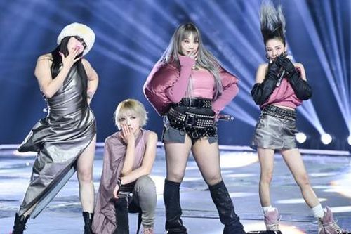 Park Bom được 'cứu nguy' trên sân khấu biểu diễn cùng 2NE1, thu về hơn 10 triệu lượt xem