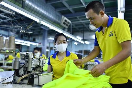 Doanh nghiệp dệt may 'ngộp thở' vì đơn hàng, người lao động phấn khởi