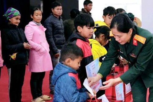 Nhà máy Z121 mang Tết sớm đến phụ nữ biên cương