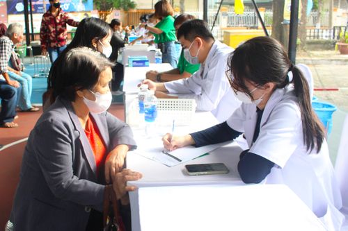 Thầy thuốc trẻ chăm lo sức khỏe cộng đồng