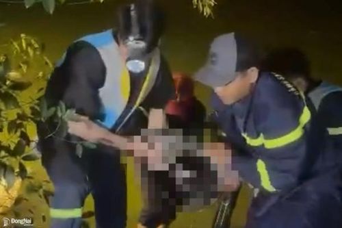 Đưa thi thể người đàn ông té xuống ao nuôi cá tại huyện Trảng Bom lên bờ