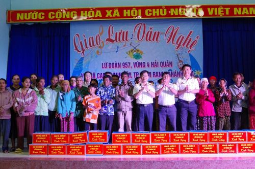Lữ đoàn 957, Vùng 4 Hải quân: Giao lưu văn nghệ và tặng quà cho người dân xã Cam Thịnh Tây
