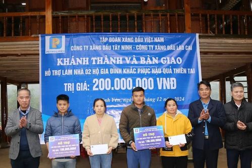 Trao hỗ trợ làm nhà ở và tặng quà các hộ dân ở Bảo Yên bị thiệt hại do thiên tai