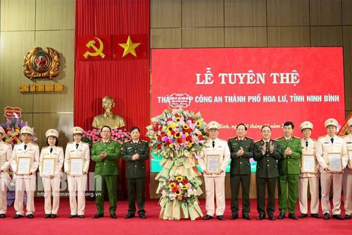 Công an tỉnh tổ chức Lễ Tuyên thệ thành lập Công an thành phố Hoa Lư