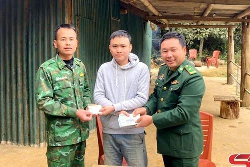 Bộ đội Biên phòng trao lại hiện vật cho người đánh rơi