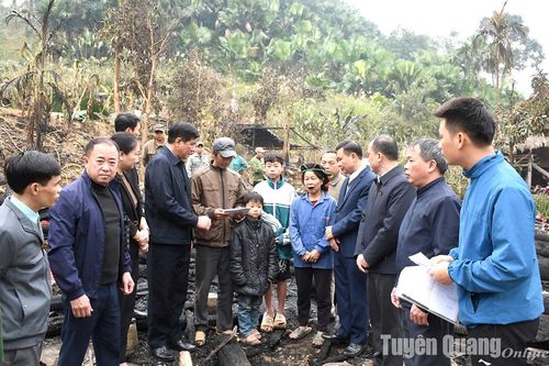 Hàm Yên hỗ trợ gia đình bị cháy nhà ở Yên Lâm