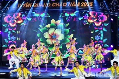 Tổng duyệt chương trình Tuyên Quang chào năm 2025