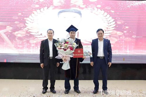 Trường Đại học Tân Trào vinh danh Phó Giáo sư, Tiến sĩ Lê Văn Hùng