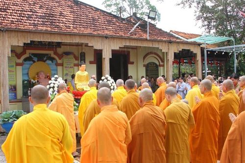 Đồng Tháp: Lễ rót đồng đúc tôn tượng Đức Phật Bổn Sư Thích Ca Mâu Ni tại chùa Long Sơn