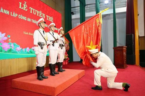 Công an tỉnh Ninh Bình tổ chức lễ tuyên thệ thành lập Công an TP Hoa Lư