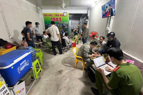 Nhóm đối tượng tụ tập tại quán trà sữa để cá độ giải ASEAN Cup 2024