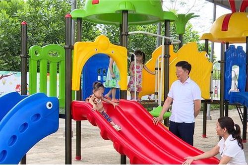 Dây áo vướng vào cầu trượt, bé 3 tuổi nguy kịch