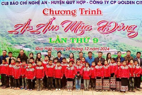 Người làm báo xứ Nghệ mang áo ấm cho học sinh nghèo miền núi