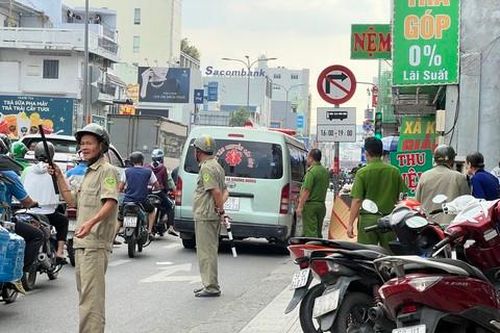 Người đàn ông đến ngân hàng làm sinh trắc học bất ngờ gục chết trên vỉa hè