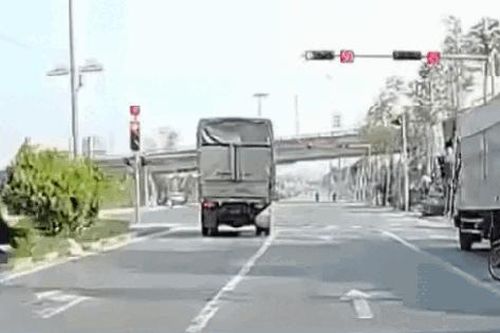 Lao như 'tên bắn', xe máy tông thẳng vào đuôi xe tải đang dừng đèn đỏ khiến 1 người tử vong