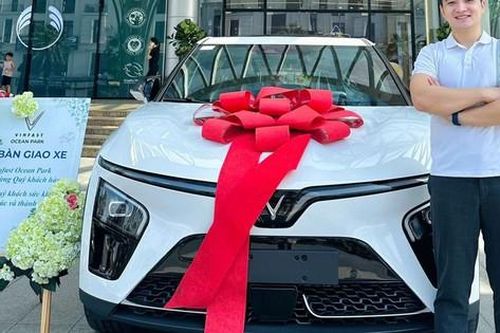 Kỹ sư công nghệ tranh thủ ưu đãi rinh về 'tình yêu' VinFast VF 7