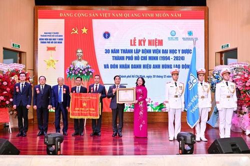 Bệnh viện Đại học Y Dược TPHCM đón nhận danh hiệu Anh hùng Lao động